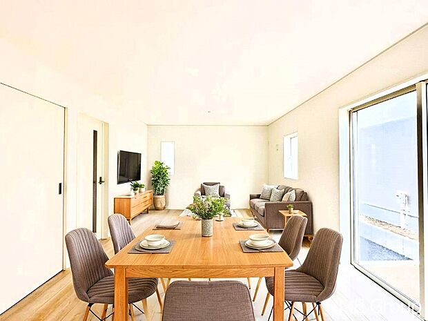 ご家族の賑やかな話し声で包まれる明るいリビング ※家具はCGです