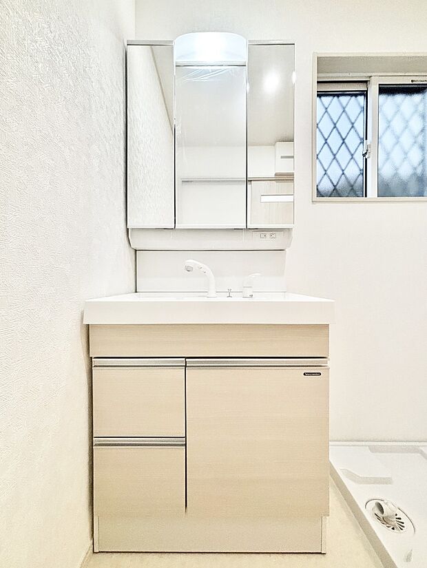 大きく見やすい三面鏡で清潔感ある洗面台は、身だしなみチェックや肌のお手入れにおすすめです。