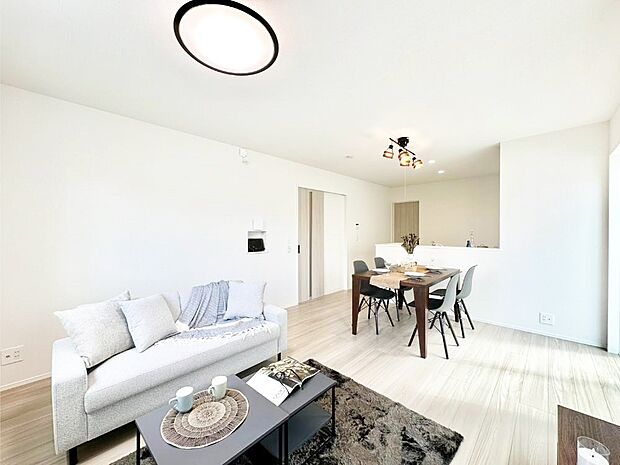 家族の笑顔が自然と生まれてくる、そんな雰囲気のダイニングに仕上がっています。