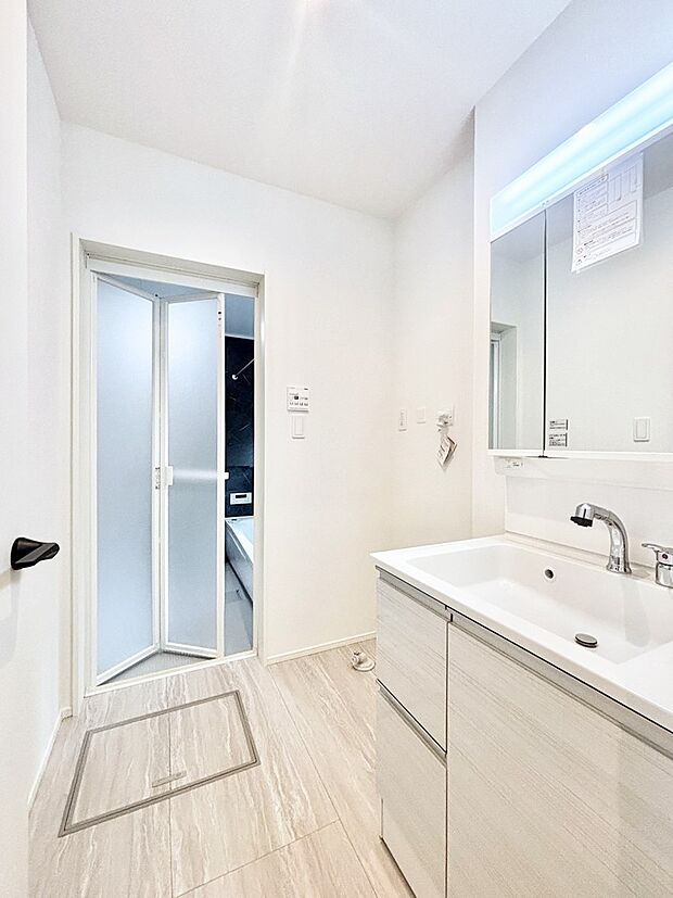 清潔感ある洗面化粧室で朝の身支度も快適