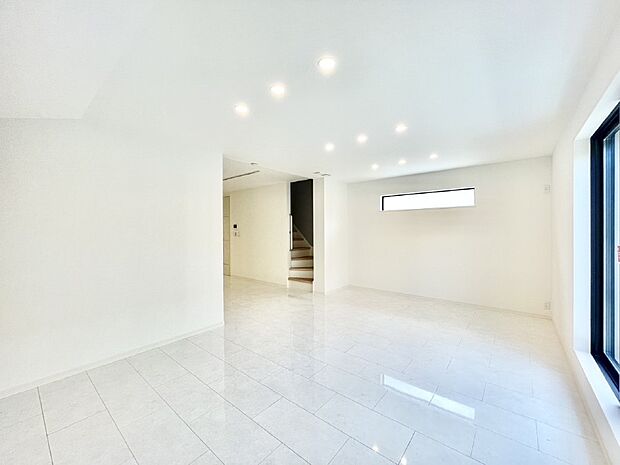 【リビング】ご家族の賑やかな話し声で包まれる明るいリビング