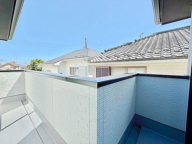 【バルコニー】ゆったりバルコニーだから沢山お洗濯ものを干せます