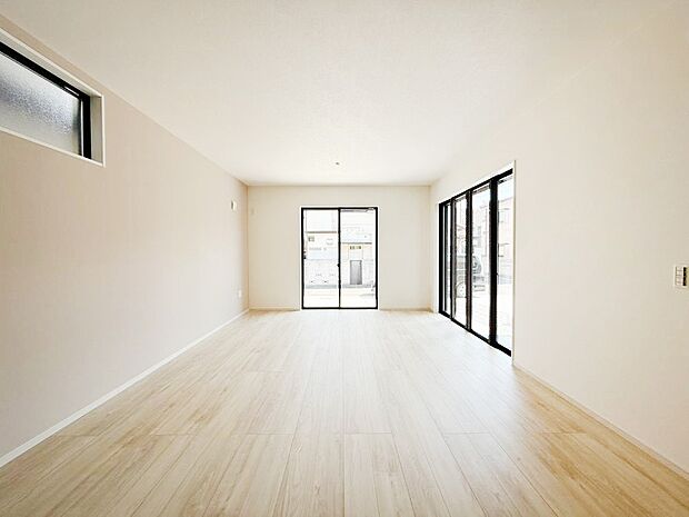 【リビングダイニング】明るい陽光が注ぎ、寛ぎの雰囲気に満たされるリビング・ダイニング。   