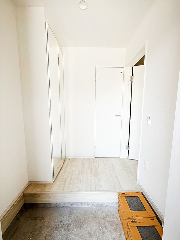 【玄関】明るい玄関はお客様をお出迎えするのにぴったりです！