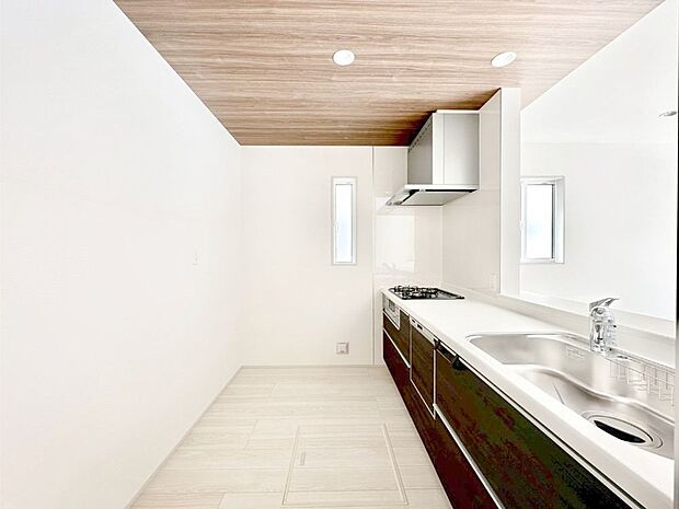 【ダイニングキッチン】爽やかな風が通り抜けるキッチン。窓があるので明るく換気にも役立ちます。