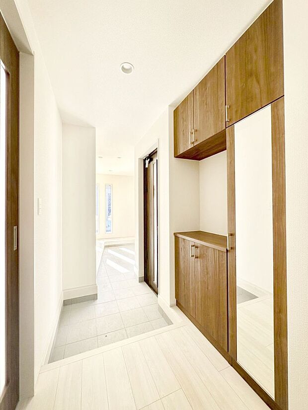 【玄関】飾り棚を利用して、お越しいただくお客様をおもてなしできます。