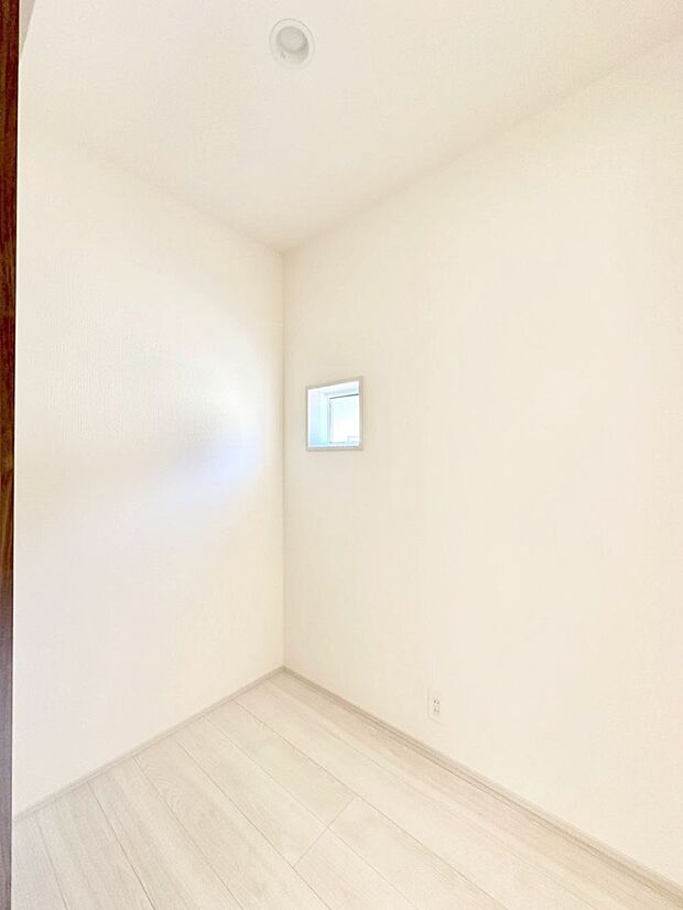 【収納】２階の納戸。収納だけではなく、テレワークルームやアトリエとしてもご利用いただけます。