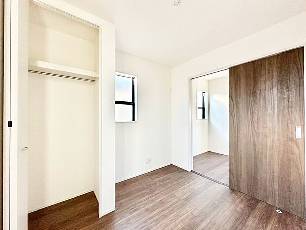 【寝室】収納が充実しているので居住スペースを広々使えます