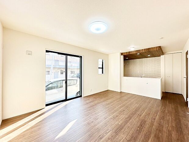 【リビング】ご家族の賑やかな話し声で包まれる明るいリビング