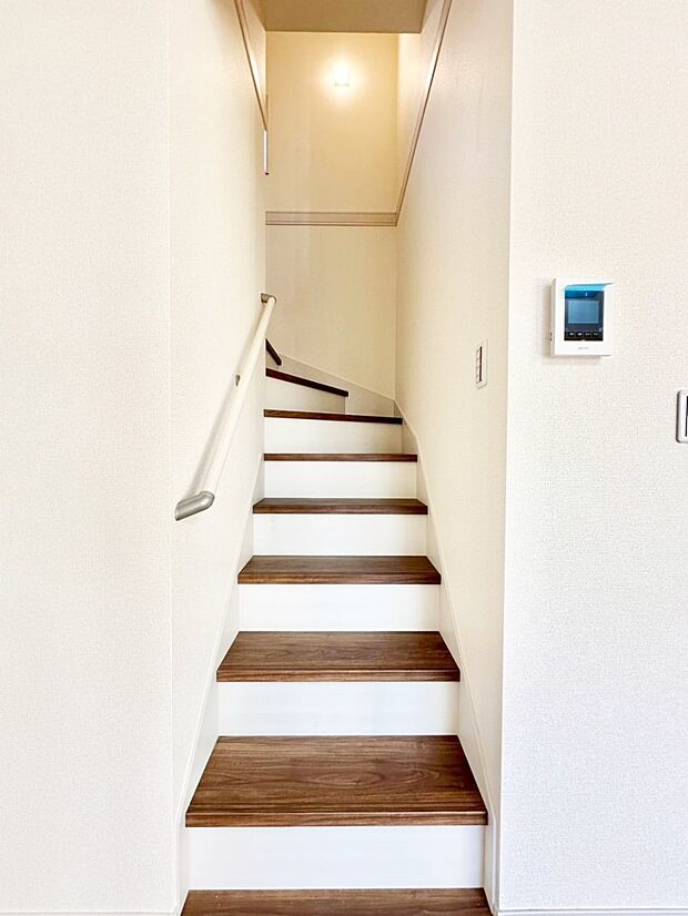 【その他内観】階段は手すり付きなので小さなお子さまやご高齢の方も安心です