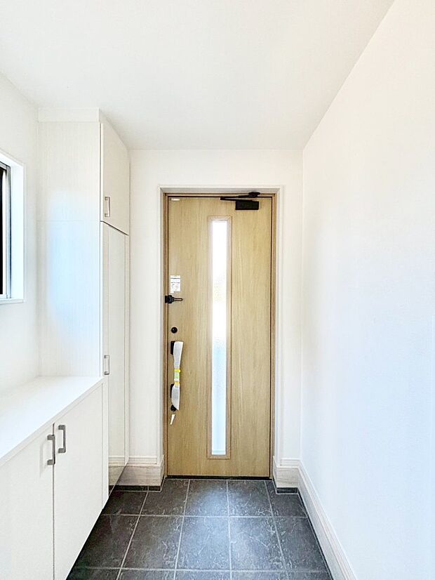 【玄関】ガラススリットの入った玄関ドアが室内に光を届けてくれます