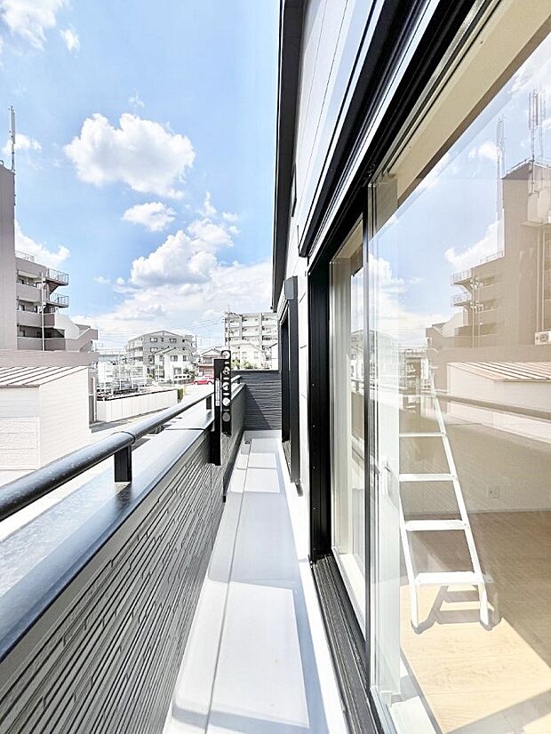 【バルコニー】ゆったりバルコニーだから沢山お洗濯ものを干せます