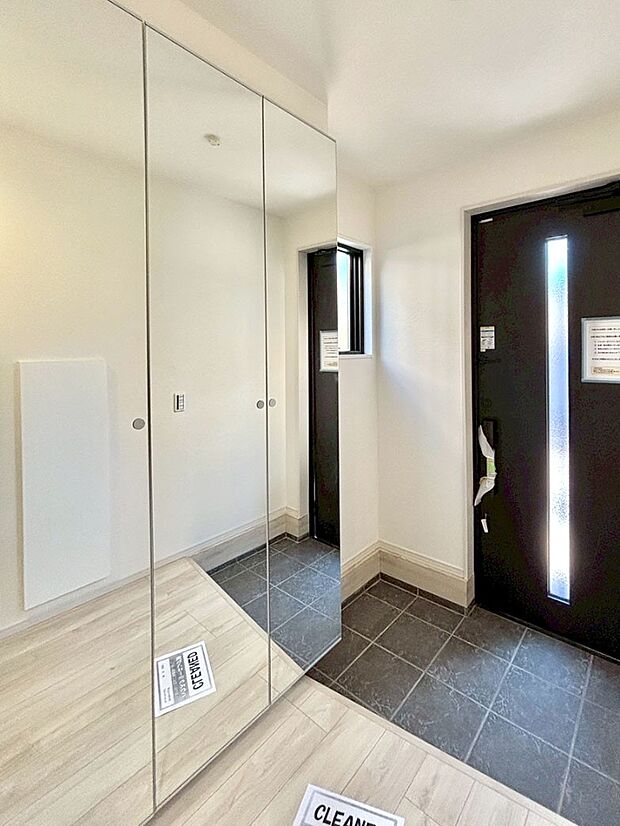 【シューズボックス】たっぷり収納できるシューズボックスで家族全員の靴も、玄関すっきり。