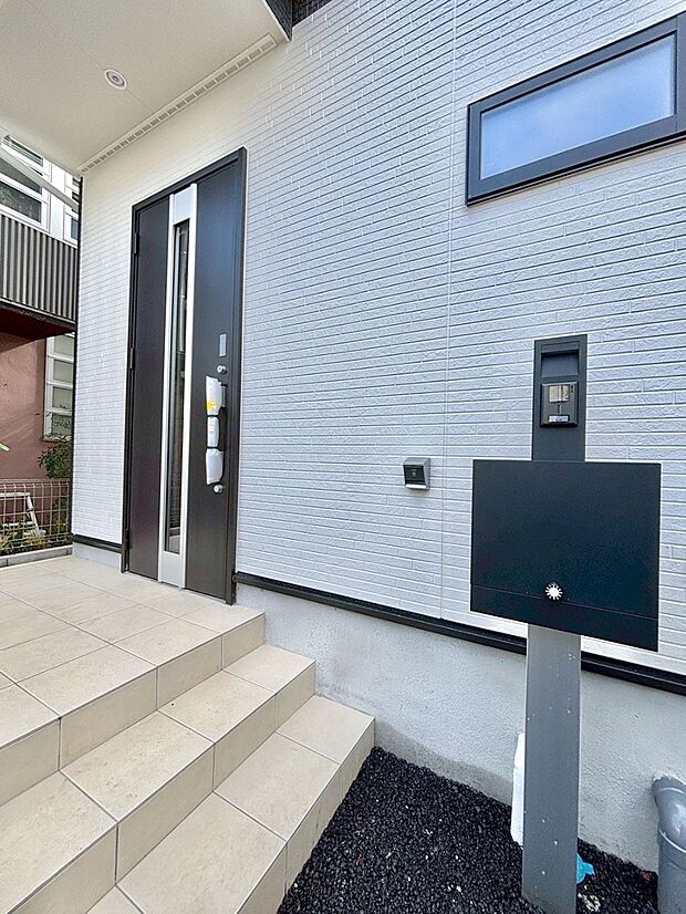 【玄関】大切な家族、来客を出迎える玄関。