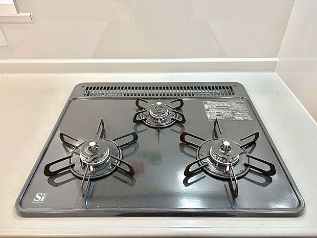 【Ｓｉセンサーコンロ】ガスコンロはＳｉセンサー搭載。火力調節や焦げ付き・消し忘れも防いでくれます。