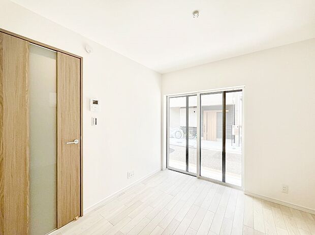 【リビング】大きな窓からたっぷりの陽光と風を感じられるリビング