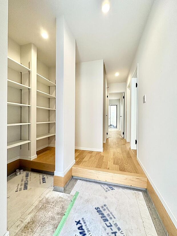 【玄関】家族の帰宅やお客様をあたたかく迎える玄関