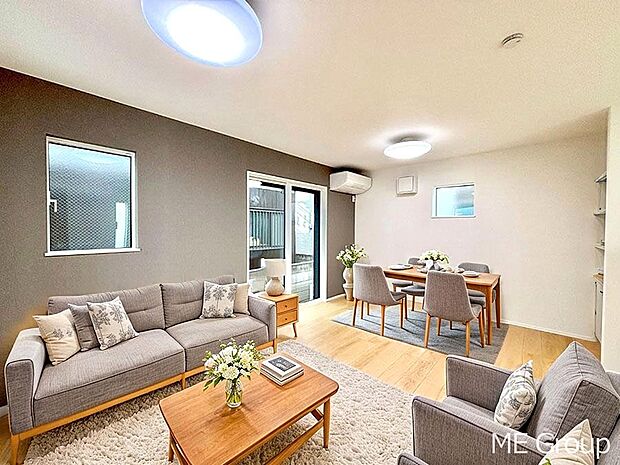 【リビング】ご家族の賑やかな話し声で包まれる明るいリビング  ※家具はCGです