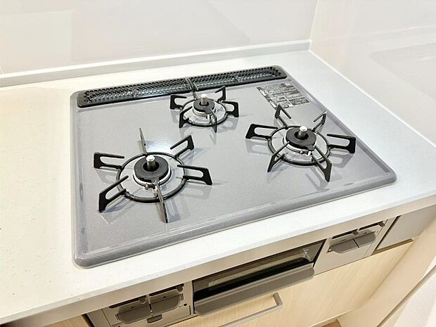 【その他設備(Ｓｉセンサーコンロ)】ガスコンロはＳｉセンサー搭載。火力調節や焦げ付き・消し忘れも防いでくれます。