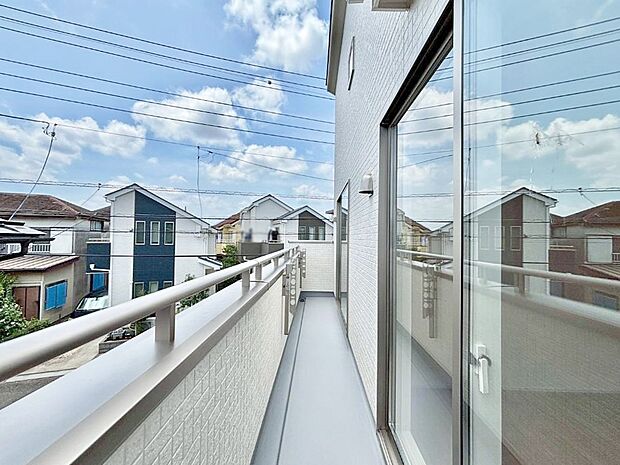 【バルコニー】ゆったりバルコニーだから沢山お洗濯ものを干せます。