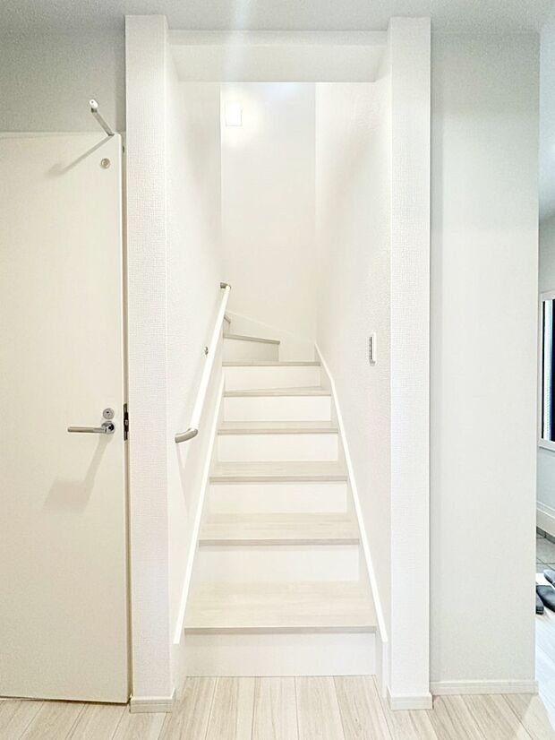 【その他内観】安全性を考慮し階段には手すりを設置しています