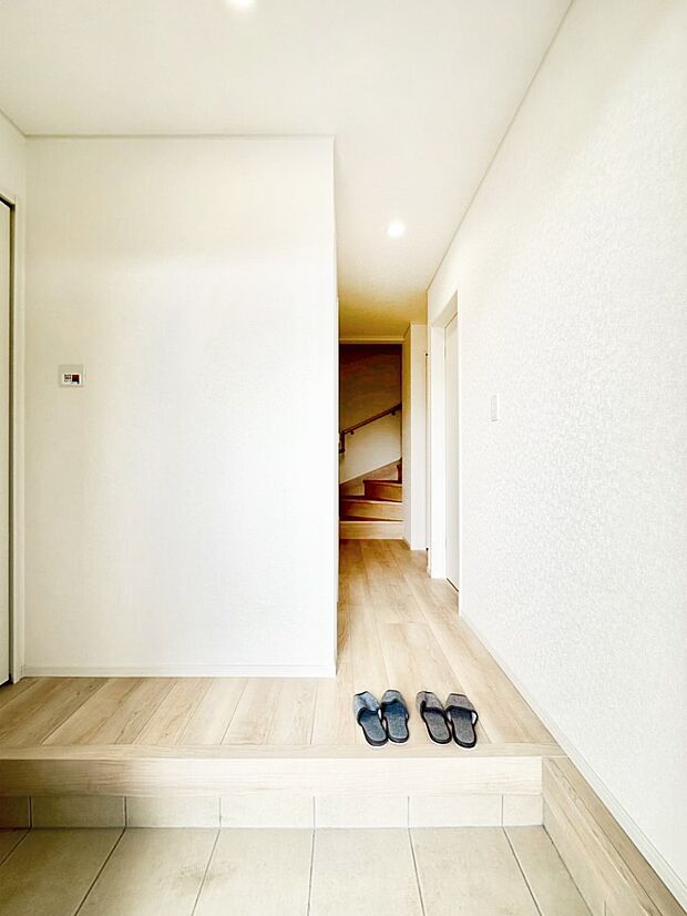 【玄関】家族の帰宅やお客様をあたたかく迎える玄関