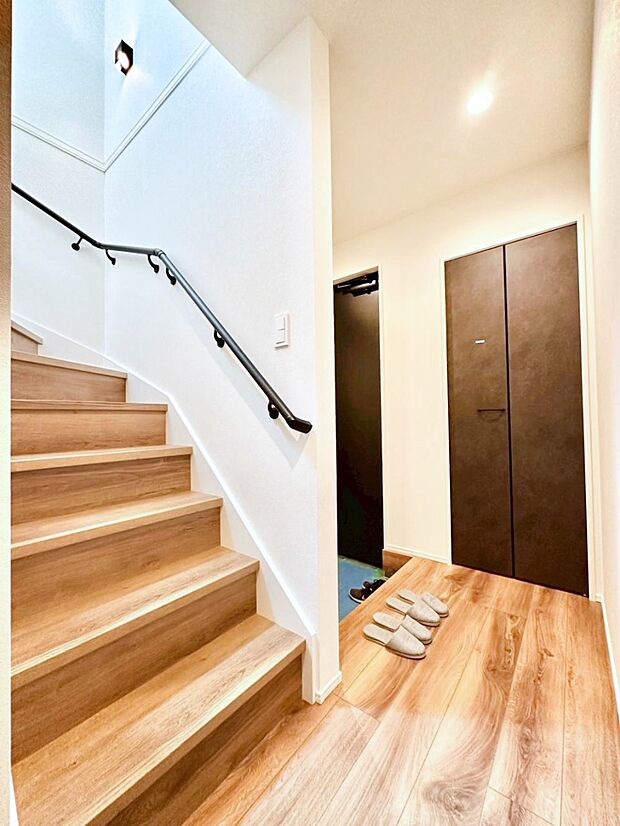 【その他内観】安全性を考慮し階段には手すりを設置しています