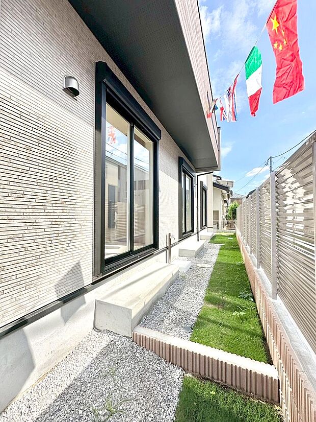 【庭】ガーデニングや家庭菜園も楽しめるお庭付き。