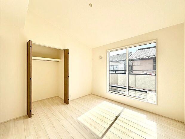 【寝室】収納が充実しているので居住スペースを広々使えます  