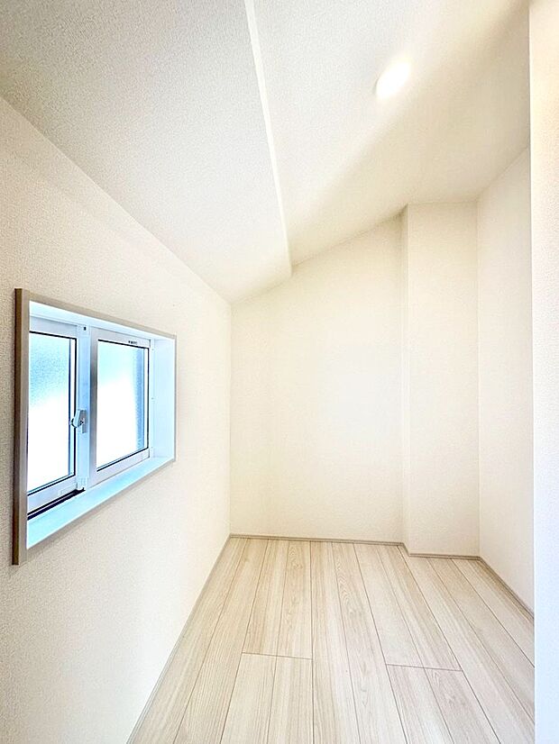 【収納】２階の納戸。収納だけではなく、テレワークルームやアトリエとしてもご利用いただけます。