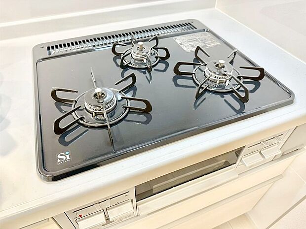 【Ｓｉセンサーコンロ】ガスコンロはＳｉセンサー搭載。火力調節や焦げ付き・消し忘れも防いでくれます。