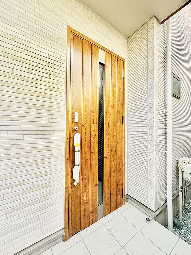 【玄関】玄関前は雨が降っても濡れにくい屋根付き