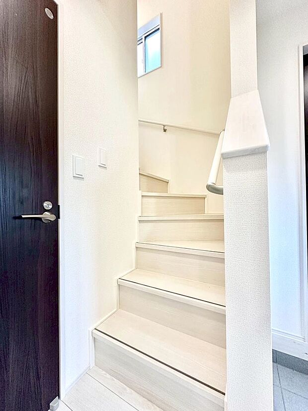 【その他内観】安全性を考慮し階段には手すりを設置しています