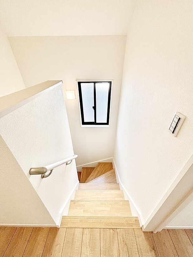 【その他内観】階段は手すり付きなので小さなお子さまやご高齢の方も安心です