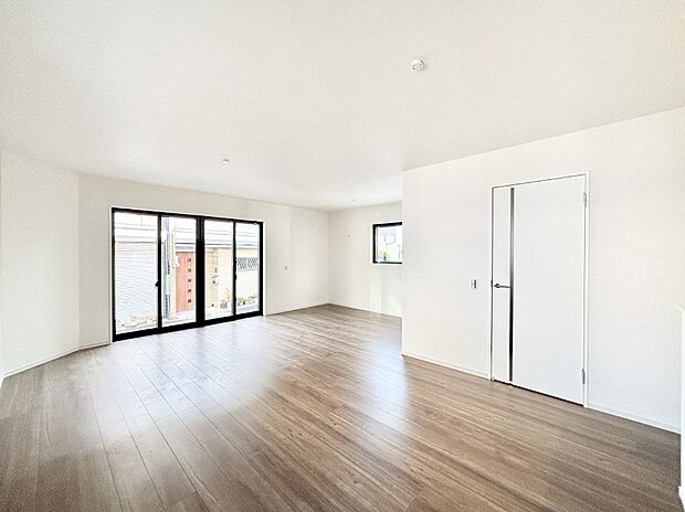 【リビングダイニング】家族団らんの時間も増えそうなくつろぎのリビングダイニング。   