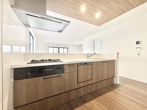 【ダイニングキッチン】リビングで遊ぶお子様を見守りながらお料理ができる対面キッチン。  