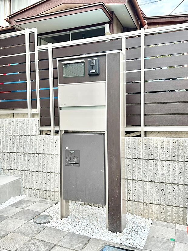 【玄関】玄関前は雨が降っても濡れにくい屋根付き