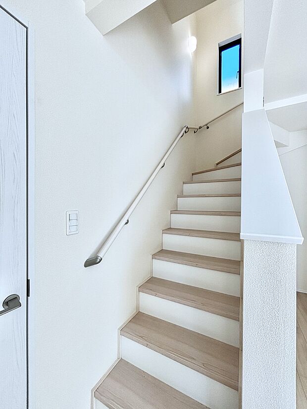 【ダイニングキッチン】爽やかな風が通り抜けるキッチン。窓があるので明るく換気にも役立ちます。