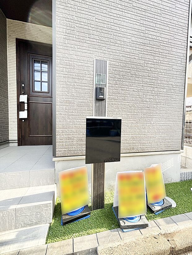 【その他現地】シンプルデザインのポスト。