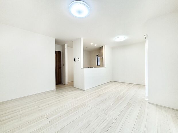 【リビング】ナチュラルテイストの優しく柔らかい色使いのフローリングが素敵なリビングですね。