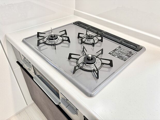 【Ｓｉセンサーコンロ】ガスコンロはＳｉセンサー搭載。火力調節や焦げ付き・消し忘れも防いでくれます。