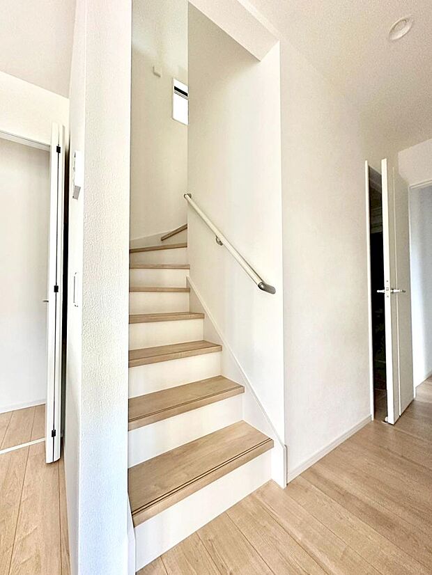 【その他内観】階段は手すり付きなので小さなお子さまやご高齢の方も安心です  