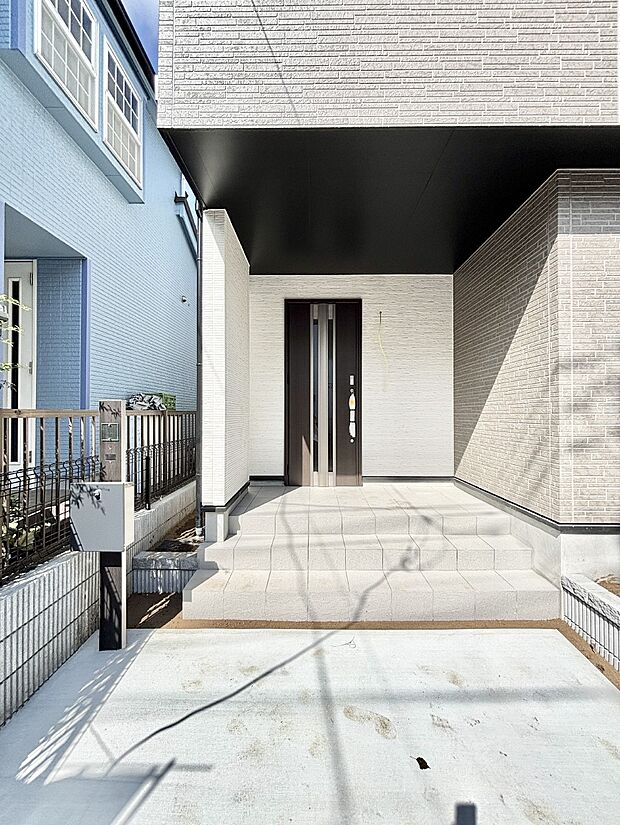 【玄関】玄関アプローチにはプランターを並べて季節の花でお客様をおもてなしできます。