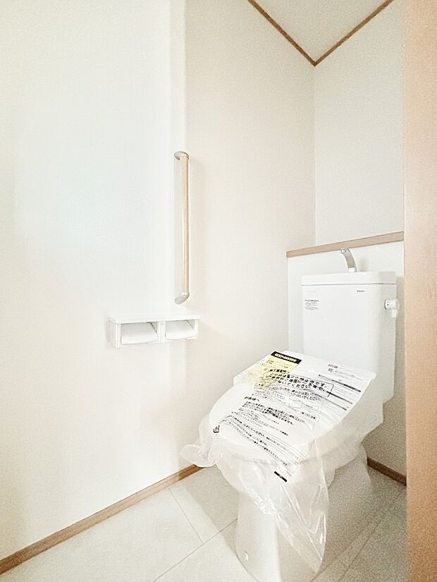 【トイレ】トイレは1階と2階それぞれに配置されていてとても便利です。 