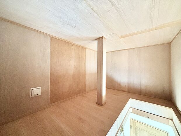 【収納】小屋裏収納は、季節のイベント用品や冬物の布団など一時的にしまう場所として便利です。 