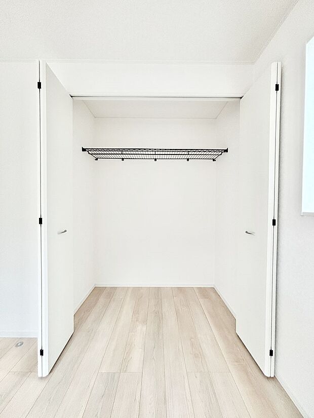 【収納】洋室のクローゼット。奥行きがあるので厚手の衣類もすっきり収まります。