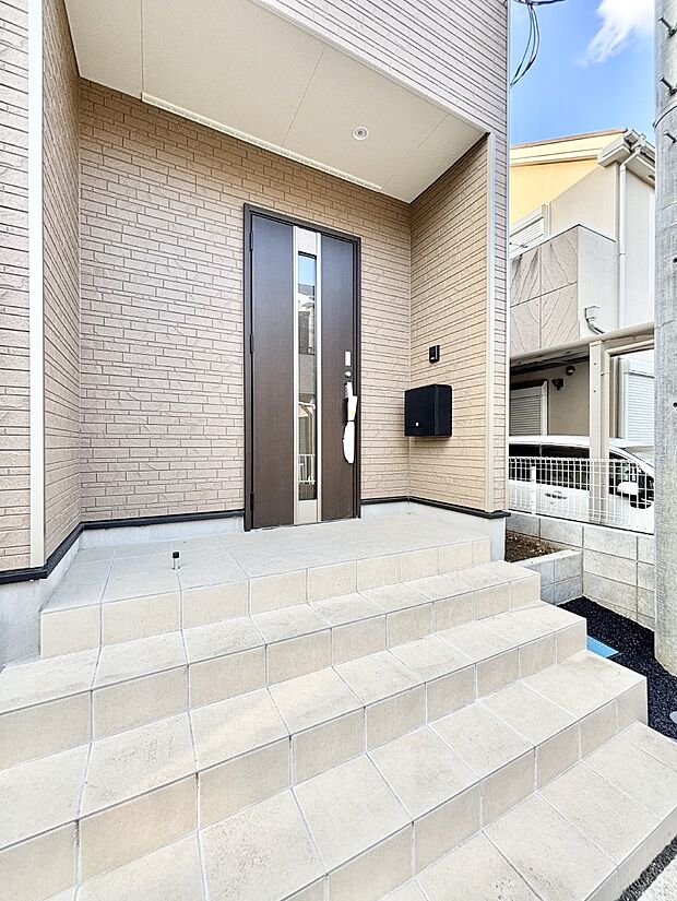 【玄関】玄関アプローチにはプランターを並べて季節の花でお客様をおもてなしできます。