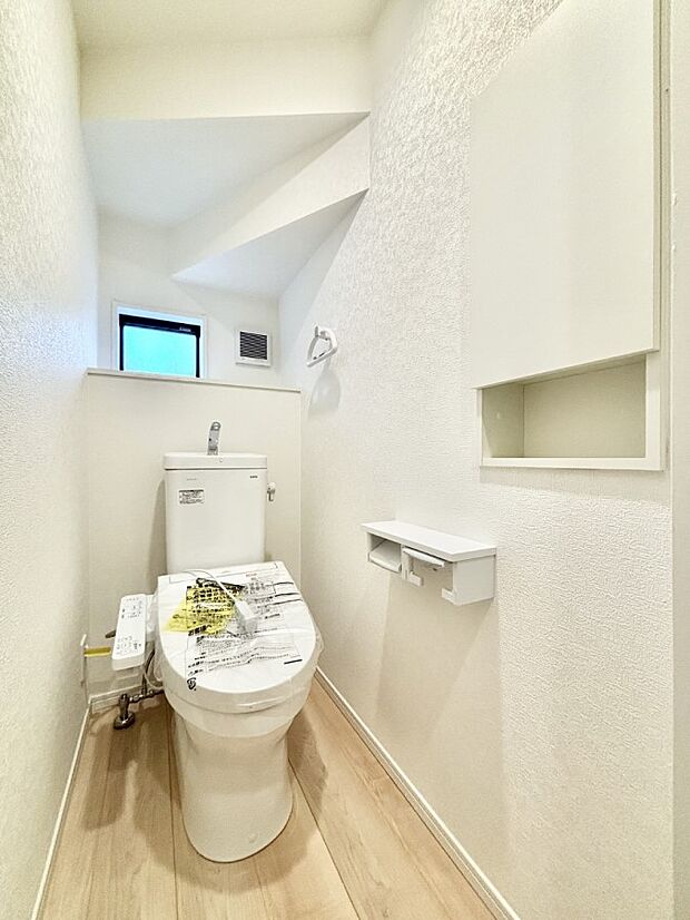 【トイレ】トイレは1階と2階それぞれに配置されていてとても便利です。 