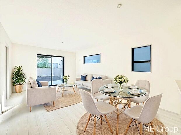 【リビング】ご家族の賑やかな話し声で包まれる明るいリビング  ※家具はCGです