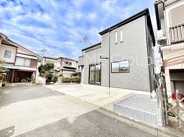 【現地外観写真】シンプルで落ち着きのある建物は住むかたの個性でオリジナルなものになっていきます。